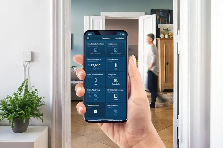 Hand hält ein Smartphone mit Smart-Home-App zur Steuerung von Licht und Raumtemperatur